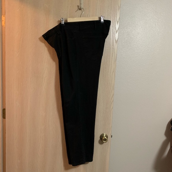 Men’s Black Izod Jeans - Picture 2 of 3